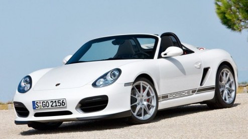 En daar is nog een nieuwe Porsche! De Zuffenhausers verrassen vriend en vijand met de Porsche Boxster Spyder, om eens met veel pret de haren te laten wapperen. Het lage gewicht en hogere vermogen zijn