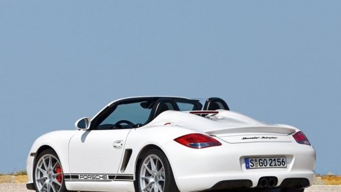 En daar is nog een nieuwe Porsche! De Zuffenhausers verrassen vriend en vijand met de Porsche Boxster Spyder, om eens met veel pret de haren te laten wapperen. Het lage gewicht en hogere vermogen zijn