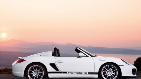 En daar is nog een nieuwe Porsche! De Zuffenhausers verrassen vriend en vijand met de Porsche Boxster Spyder, om eens met veel pret de haren te laten wapperen. Het lage gewicht en hogere vermogen zijn