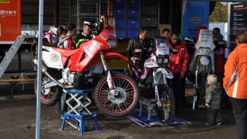 De Dakar Preproloog op het Eurocircuit in Valkenswaard stond dit jaar in het teken van de alom gerespecteerde Jan de Rooy, die op 66-jarige leeftijd een punt zet achter zijn rally-carrire. De financi