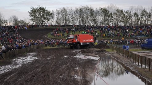 De Dakar Preproloog op het Eurocircuit in Valkenswaard stond dit jaar in het teken van de alom gerespecteerde Jan de Rooy, die op 66-jarige leeftijd een punt zet achter zijn rally-carrire. De financi