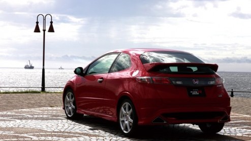 Terwijl de meeste Japanse autos juist hun weg naar Europa vinden, zijn de rollen bij Honda nu even omgedraaid. Het merk is in Japan gestart met de import van de in Engeland gefabriceerde Civic Type R