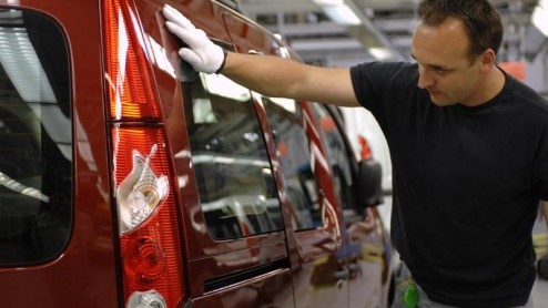 De aftrap van de elektrisch aangedreven Kangoo laat nog anderhalf jaar op zich wachten. Vanaf medio 2011 start Renault de productie van de Kangoo Express LCV in het Noord-Franse Maubeuge, naast de var