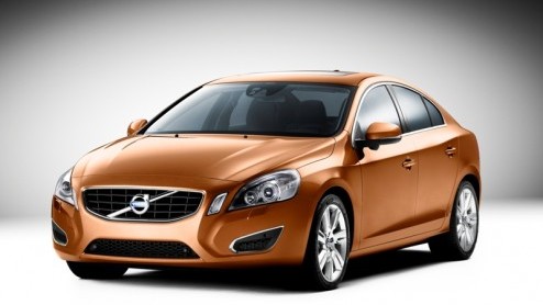 Volvo maakt zich op de nieuwe S60. Na diverse plaagstootjes heeft het merk vandaag voor het eerst officile beelden vrijgegeven. De looks van de nieuwe Zweed bevestigt wat Volvo voor ogen heeft: een s