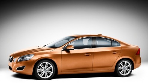 Volvo maakt zich op de nieuwe S60. Na diverse plaagstootjes heeft het merk vandaag voor het eerst officile beelden vrijgegeven. De looks van de nieuwe Zweed bevestigt wat Volvo voor ogen heeft: een s