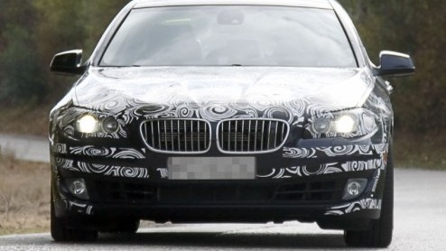 Nog een paar uur dan is het zo ver: BMW presenteert vanavond om 20.00 uur de nieuwe 5-serie. Om ons tenenkrommend op te warmen hebben de Duitsers een teaser vrijgegeven. Kijk, luister en huiver. Updat
