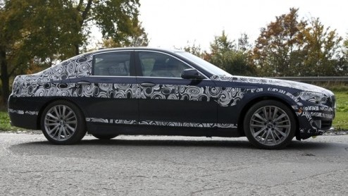 Nog een paar uur dan is het zo ver: BMW presenteert vanavond om 20.00 uur de nieuwe 5-serie. Om ons tenenkrommend op te warmen hebben de Duitsers een teaser vrijgegeven. Kijk, luister en huiver. Updat