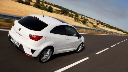 Seat doet met de Ibiza FR, Cupra en Bocanegra een flinke duit in het segment van de hot hatches. Inmiddels zijn deze gepeperde scheurijzers leverbaar in ons land, alle reden om met prijzen op de propp