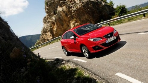 Seat doet met de Ibiza FR, Cupra en Bocanegra een flinke duit in het segment van de hot hatches. Inmiddels zijn deze gepeperde scheurijzers leverbaar in ons land, alle reden om met prijzen op de propp