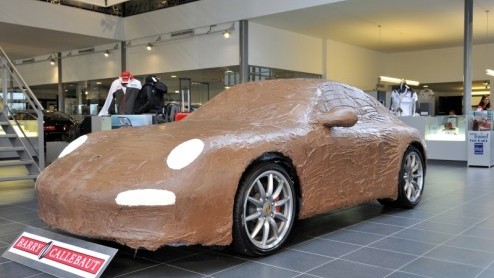 Hoe lok je dit najaar (vrouwelijke?) Porsche-liefhebbers naar de dealer? Nou gewoon, door een echte 997 Carrera S volledig in 175 kilo melkchocolade te laten zetten. De gemoederen mogen echter niet te