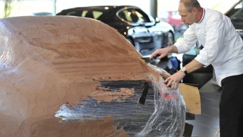Hoe lok je dit najaar (vrouwelijke?) Porsche-liefhebbers naar de dealer? Nou gewoon, door een echte 997 Carrera S volledig in 175 kilo melkchocolade te laten zetten. De gemoederen mogen echter niet te