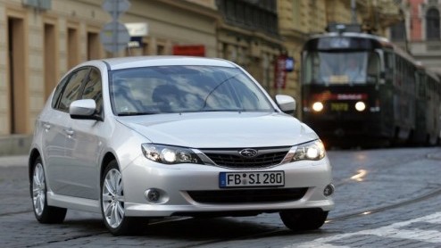 Subaru zet hun compacte middenklasser Impreza en de bijbehorende potentiele kopers op twee manieren in het zonnetje. De uit voorraad leverbare 2.0 R Luxury en Sport zijn tijdelijk in prijs verlaagd en