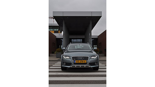 Audi heeft een jaar of wat geleden samen met Volvo een nieuw ras gecreerd, dat van de moddercombi. Met respectievelijk de A6 Allroad en XC70 kun je namelijk aardig uit de voeten op een blubberig za