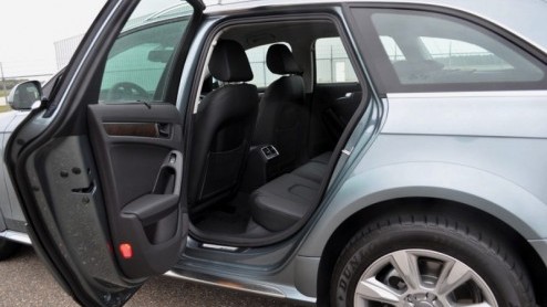 Audi heeft een jaar of wat geleden samen met Volvo een nieuw ras gecreerd, dat van de moddercombi. Met respectievelijk de A6 Allroad en XC70 kun je namelijk aardig uit de voeten op een blubberig za