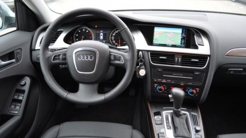 Audi heeft een jaar of wat geleden samen met Volvo een nieuw ras gecreerd, dat van de moddercombi. Met respectievelijk de A6 Allroad en XC70 kun je namelijk aardig uit de voeten op een blubberig za