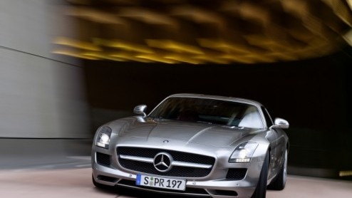 De nieuwe supersportwagen SLS AMG van Mercedes-Benz is vanaf nu te bestellen. Met een vanafprijskaartje van 242.976 euro blijft het uiteraard een fraai stuk techniek voor de happy few, helemaal omdat