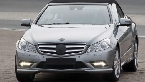 Met de komst van de open varianten van de Lexus IS en Infiniti G37 houdt Mercedes-Benz de gemoederen graag warm door de aankomende E-Klasse Cabriolet nog even op de openbare weg fijn te slijpen. De mi