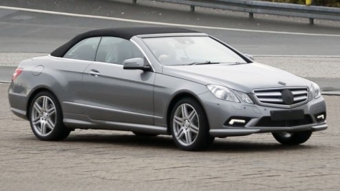 Met de komst van de open varianten van de Lexus IS en Infiniti G37 houdt Mercedes-Benz de gemoederen graag warm door de aankomende E-Klasse Cabriolet nog even op de openbare weg fijn te slijpen. De mi