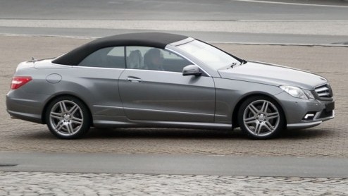 Met de komst van de open varianten van de Lexus IS en Infiniti G37 houdt Mercedes-Benz de gemoederen graag warm door de aankomende E-Klasse Cabriolet nog even op de openbare weg fijn te slijpen. De mi