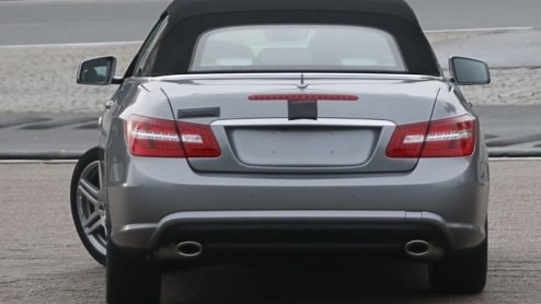 Met de komst van de open varianten van de Lexus IS en Infiniti G37 houdt Mercedes-Benz de gemoederen graag warm door de aankomende E-Klasse Cabriolet nog even op de openbare weg fijn te slijpen. De mi