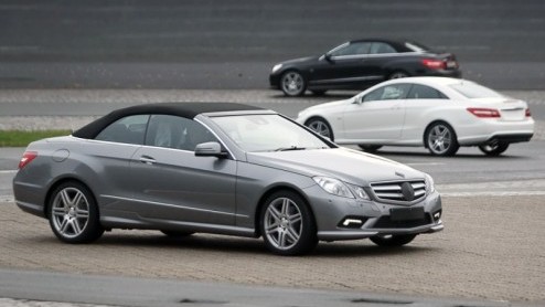Met de komst van de open varianten van de Lexus IS en Infiniti G37 houdt Mercedes-Benz de gemoederen graag warm door de aankomende E-Klasse Cabriolet nog even op de openbare weg fijn te slijpen. De mi