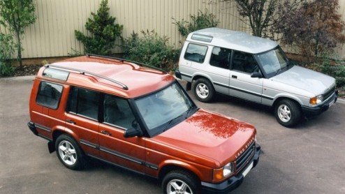 Feest bij Land Rover. De talentrijke Discovery viert zijn 20e verjaardag in de familie. Als werkpaard, trekauto, off-road expert, statussymbool of politieauto. Deze mijlpaal valt net na de introductie