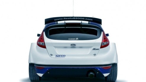 Tweehonderdtachtig pk, permanente vierwielaandrijving en een uitgebouwde body, dat is het DNA van de nieuwe Ford Fiesta S2000. Rennen richting de dealer heeft echter geen zin.