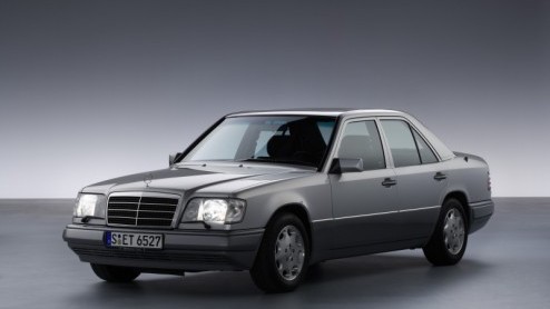 Bij Mercedes-Benz is het tijd voor feest. De W124  de eerste serie waarin de aanduiding E-Klasse zijn intrede deed  viert deze maand zijn 25e levensjaar. Deze mijlpaal mag gezien zijn ijzersterke re
