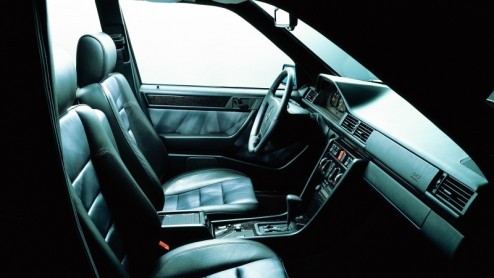 Bij Mercedes-Benz is het tijd voor feest. De W124  de eerste serie waarin de aanduiding E-Klasse zijn intrede deed  viert deze maand zijn 25e levensjaar. Deze mijlpaal mag gezien zijn ijzersterke re