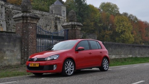 Volkswagen presenteerde in 1976 de eerste Golf GTI. Vanaf de beginjaren al een doorslaand succes. Dat bracht de fabrikant in 1982 op het idee zon zelfde kunstje te flikken, alleen dan met een pittige