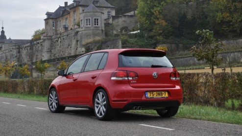 Volkswagen presenteerde in 1976 de eerste Golf GTI. Vanaf de beginjaren al een doorslaand succes. Dat bracht de fabrikant in 1982 op het idee zon zelfde kunstje te flikken, alleen dan met een pittige