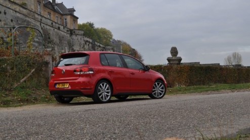 Volkswagen presenteerde in 1976 de eerste Golf GTI. Vanaf de beginjaren al een doorslaand succes. Dat bracht de fabrikant in 1982 op het idee zon zelfde kunstje te flikken, alleen dan met een pittige