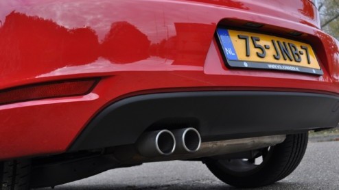 Volkswagen presenteerde in 1976 de eerste Golf GTI. Vanaf de beginjaren al een doorslaand succes. Dat bracht de fabrikant in 1982 op het idee zon zelfde kunstje te flikken, alleen dan met een pittige