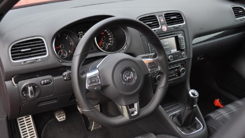 Volkswagen presenteerde in 1976 de eerste Golf GTI. Vanaf de beginjaren al een doorslaand succes. Dat bracht de fabrikant in 1982 op het idee zon zelfde kunstje te flikken, alleen dan met een pittige
