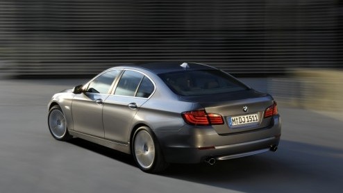 Het wachten werd beloond. Zojuist heeft BMW de nieuwe BMW 5-serie sedan onthuld. De sportieve zakensedan - waarvan er inmiddels 5.5 miljoen zijn geproduceerd - zet als zesde generatie in op nog meer s