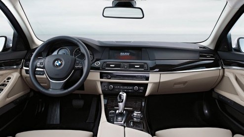 Het wachten werd beloond. Zojuist heeft BMW de nieuwe BMW 5-serie sedan onthuld. De sportieve zakensedan - waarvan er inmiddels 5.5 miljoen zijn geproduceerd - zet als zesde generatie in op nog meer s