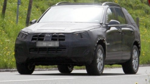Onder deze reus met camouflage schuilt de nieuwe Volkswagen Touareg! De nieuwe generatie staat vr 2011 gepland en belooft meer ruimte te bieden, maar tegelijkertijd een afslankkuur en zuinigheidsbeh