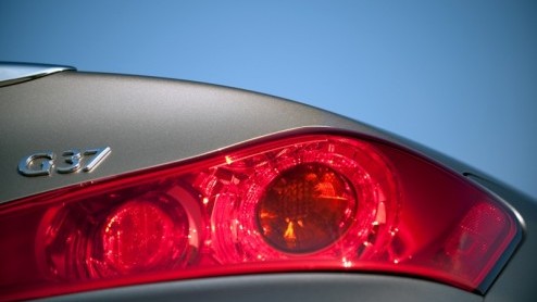 Infiniti houdt graag haar modellen tot in de puntjes verzorgd. De Japanners vinden het daarom nodig de G37 sedan en coupe op details fijn te slijpen. Dit komt tot uitdrukking in een lichtjes bijgewerk