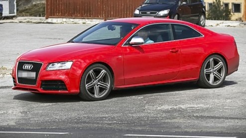 Het is een publiek geheim dat Audi ook de A5 omdoopt tot een begeerlijke RS5. Het prototype rijdt al aardig in vorm talloze testrondes, dit keer viel ons oog op een testexemplaar, dat zich tevergeefs 