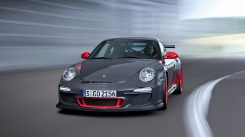 Porsche introduceert de lithium-ion startaccu. Deze accu weegt minder dan 6 kg en is daarmee meer dan 10 kilo lichter dan een conventionele loodaccu. Reden genoeg om de 911 GT3 (RS) en nieuwe Boxster 