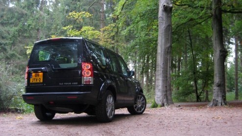 Golden retrievers, een bosrijke omgeving, paardentrailers en vrijbuiters, het zijn de voor de hand liggende elementen die onlosmakelijk worden verbonden met de Land Rover Discovery. De Britten hebben