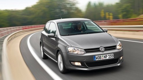 Slingers en champagne bij Volkswagen. De nieuwe Polo is in Europa uitgeroepen tot Auto van het Jaar 2010! Op gepaste afstand liet de Duitser de Toyota iQ en Opel Astra achter zich.