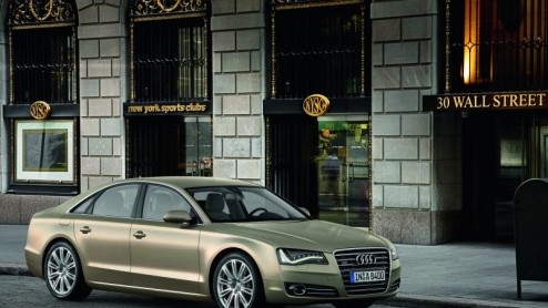 Beloofd is beloofd. Het doek van de nieuwe A8 moest er af, en dit is het resultaat. Het nieuwe vlaggenschip trakteert op een vers design, bijzondere comfort en veiligheidsinnovaties en zuinigere motor
