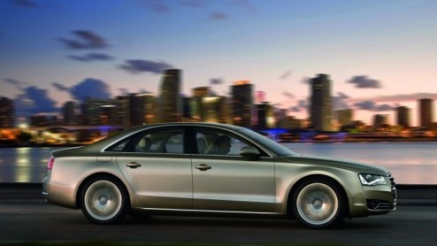 Beloofd is beloofd. Het doek van de nieuwe A8 moest er af, en dit is het resultaat. Het nieuwe vlaggenschip trakteert op een vers design, bijzondere comfort en veiligheidsinnovaties en zuinigere motor