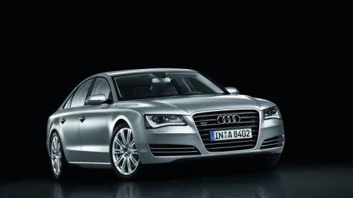 Beloofd is beloofd. Het doek van de nieuwe A8 moest er af, en dit is het resultaat. Het nieuwe vlaggenschip trakteert op een vers design, bijzondere comfort en veiligheidsinnovaties en zuinigere motor