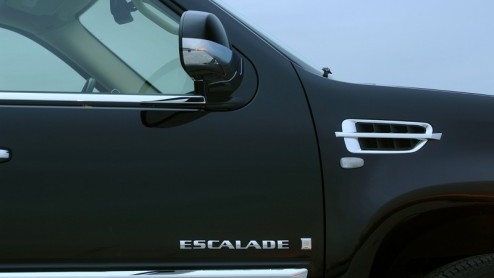 In de ogen van Amerikanen zijn Range Rovers, BMW X5-en en Mercedessen van de M-klasse middenklasse SUVs. Van een  full size SUV spreken ze pas bij de Cadillac Escalade, waarvan zojuist een nieuwe g