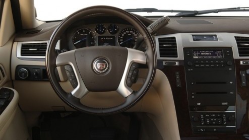 In de ogen van Amerikanen zijn Range Rovers, BMW X5-en en Mercedessen van de M-klasse middenklasse SUVs. Van een  full size SUV spreken ze pas bij de Cadillac Escalade, waarvan zojuist een nieuwe g
