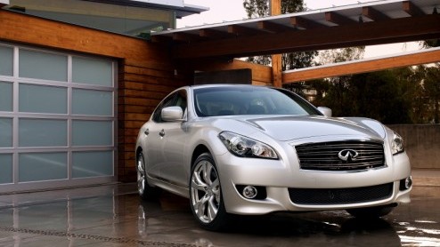 Na een virtuele presentatie eerder dit jaar is het zover. Vandaag heeft Infiniti het nieuwe vlaggenschip M voorgesteld in de Verenigde Staten. De nieuwe executive-sedan is volgeladen met comfort- en