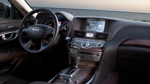 Na een virtuele presentatie eerder dit jaar is het zover. Vandaag heeft Infiniti het nieuwe vlaggenschip M voorgesteld in de Verenigde Staten. De nieuwe executive-sedan is volgeladen met comfort- en