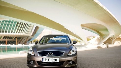 Tegelijkertijd met de Amerikaanse introductie van de Infiniti M heeft het merk ook de G37 sedan in een nieuwe jas gestoken. Het betreft een facelift met daarbij nieuwe uitrustingsmogelijkheden en een